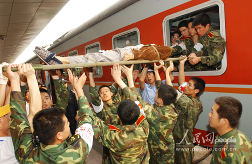 图文:首批四川灾区伤员抵达西安接受医治