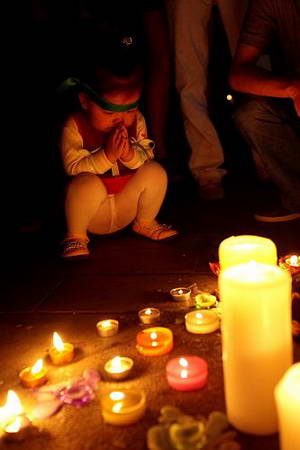 图文：宁波市民烛光里祝福汶川 小孩祈祷
