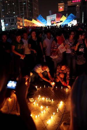 图文：宁波市民烛光里祝福汶川 点燃蜡烛祈祷