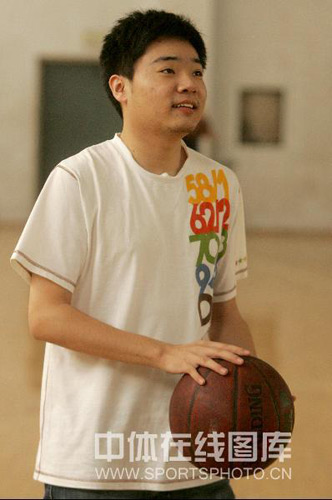 图文：郑州赛丁俊晖打篮球放松 小晖手拿篮球