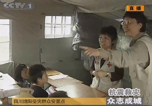 （电视截图）在四川绵阳受灾群众安置点，邓亚萍为孩子们做心理辅导