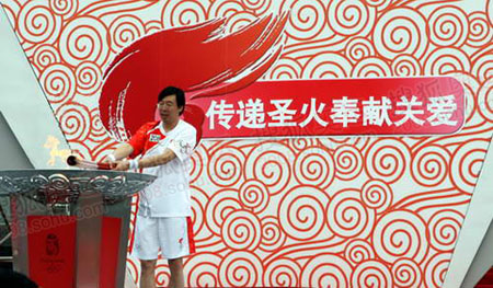 著名跳高运动员朱建华点燃圣火盆   奥运官网记者 李威摄
