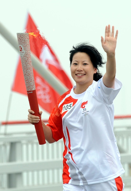 图文:奥运冠军李菊在苏通大桥上传递火炬