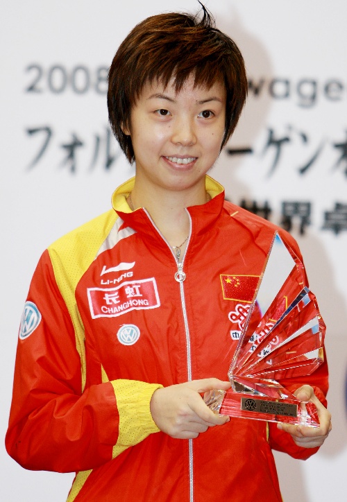 图文日本公开赛张怡宁女单夺冠登上领奖台
