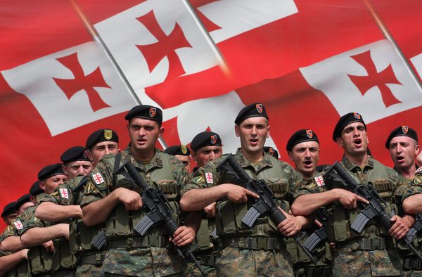 5月24日,格鲁吉亚士兵在首都第比利斯为即将举行的独立日阅兵式彩排