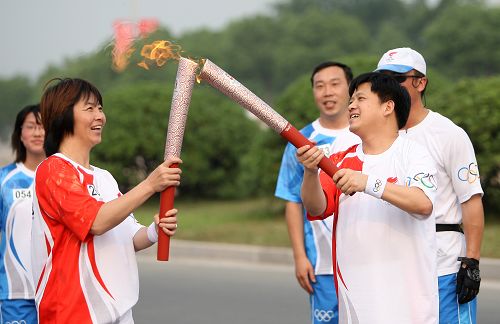 组图:搜狐副总编梁春元扬州传递打出爱心手势