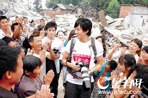 85岁的老婆婆被逗笑了       汶川大地震牵动着全国人民的心,演艺明星