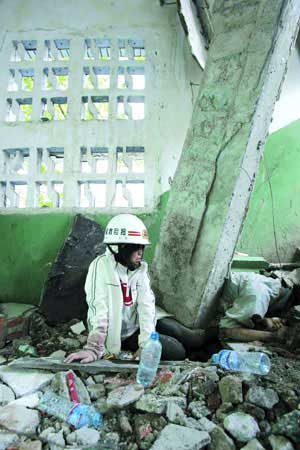 地震后,杨柳被埋在水泥楼板下近70小时,经过15分钟简单的截肢手术后被