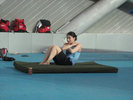 图文:跳水南京站选手训练 郭晶晶在做热身