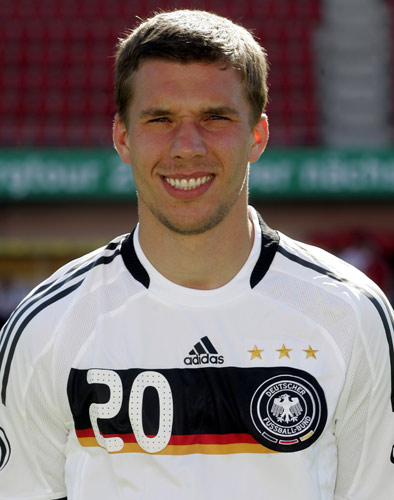 图文:2008欧洲杯德国23人摆拍全家福 帅哥比酷