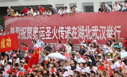 组图：奥运圣火在武汉传递 市民摩肩接踵观圣火