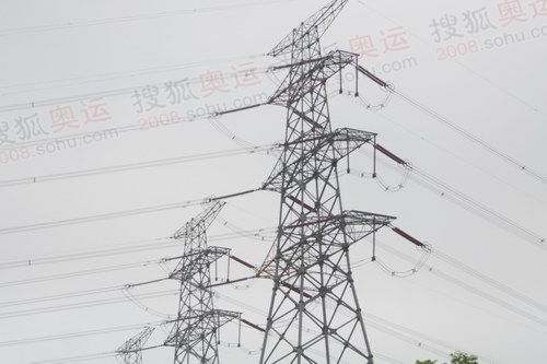 图文：圣火宜昌站结束仪式 巨大的输电线