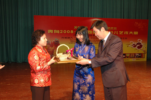 图文：蒙古国代表团代表向组委会敬献爱心作品