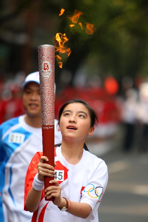 圣火在湖南岳阳传递 火炬手手持火炬传递爱心