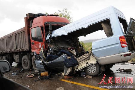 山西朔州特大車禍22人死亡 副省長趕赴現場(圖)