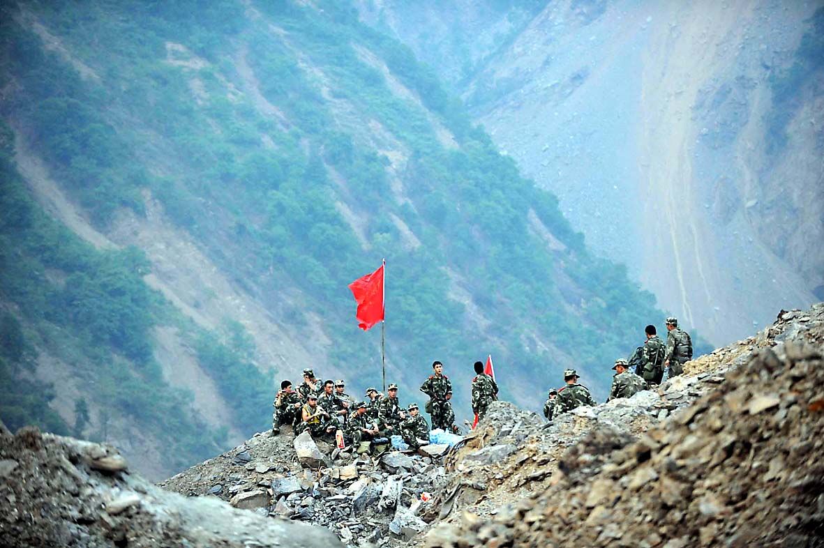 灾难中挺立伟大的中国—写在中国人民抗击四川汶川大地震之际