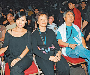 林海峰妻子彭羚(左一)坐在台下默默支持