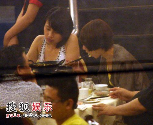 张茜与友人聚餐