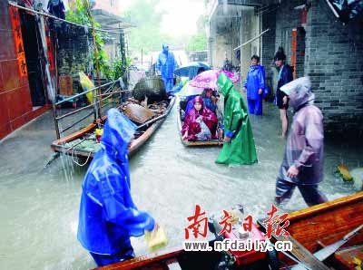昨日,阳江市阳东县那龙镇金鸡园村的受灾群众紧急转移。新华社发