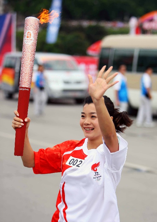 莫慧兰回家乡传火炬 希望将爱心传递给四川人民