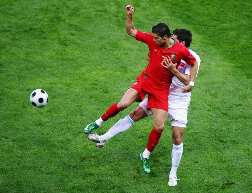 图文:08欧洲杯葡萄牙vs土耳其 c罗遭严密防守