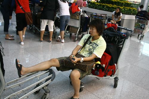 图文女足抵达广州机场伤员袁帆在休息