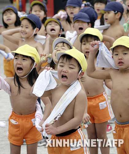 1月21日,在日本东京的一家幼儿园,小朋友们在操场上用干毛巾摩擦身体