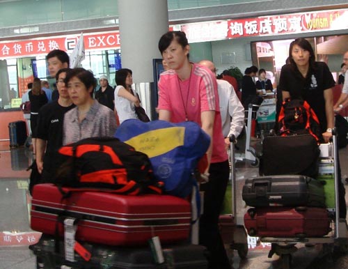 图文：中国女排瑞士赛归来 队员情绪不错