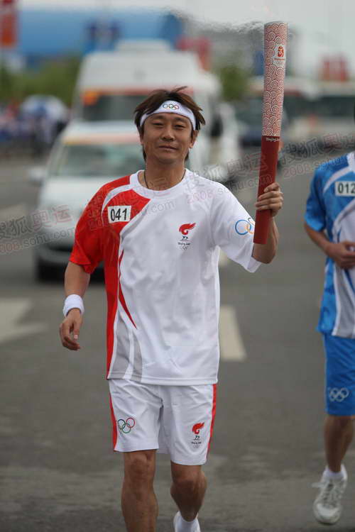 组图:奥运圣火在丽江传递 前国足球员高峰传递