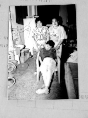 父母辛苦照顾张菲20年。北京晨报