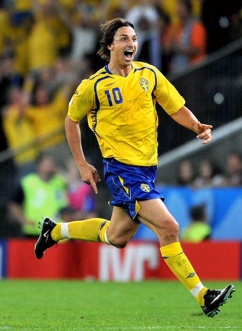 图文:[欧洲杯]瑞典战胜希腊队 伊布庆祝进球