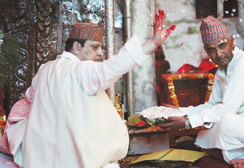 5月12日,贾南德拉(左)参加了印度教传统的血祭,这是他下台前最后
