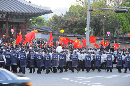 庆典现场外，韩国防暴警察集结，中国留学生和藏独支持者在这里发生正面冲突