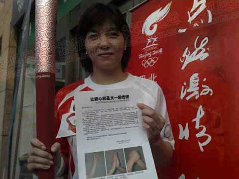 上海首棒火炬手庄泳展示火炬手倡议书
