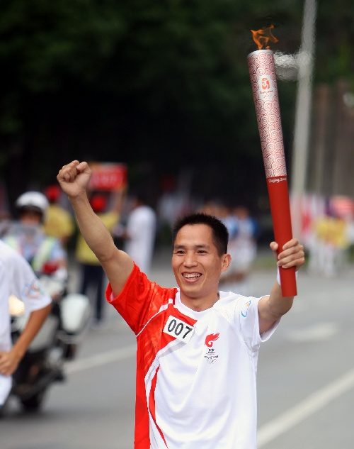 火炬手团结一心手势成传递爱心流行元素(组图)