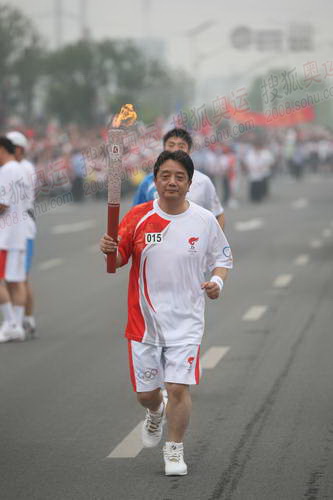 图文圣火在南京传递第015棒火炬手传递祥云