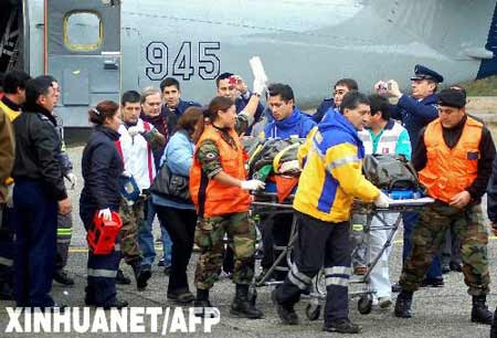 6月11日，智利空军人员在南部城市蒙特港市帮助运送飞机失事事故中的一名伤者。智利内政部副部长哈博埃当日证实，7日在智利南部失踪的小型民用飞机已在该国南部丛林中找到，机上9名乘客全部生还，但飞行员丧生。 新华社/法新