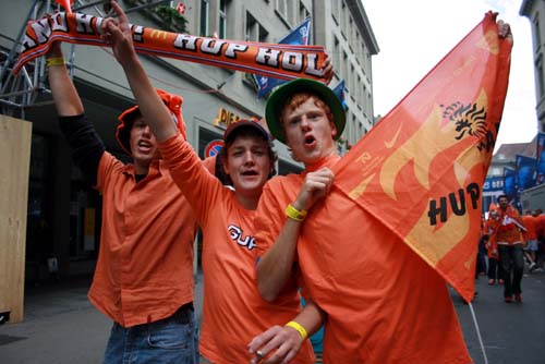 荷兰球迷打出标语