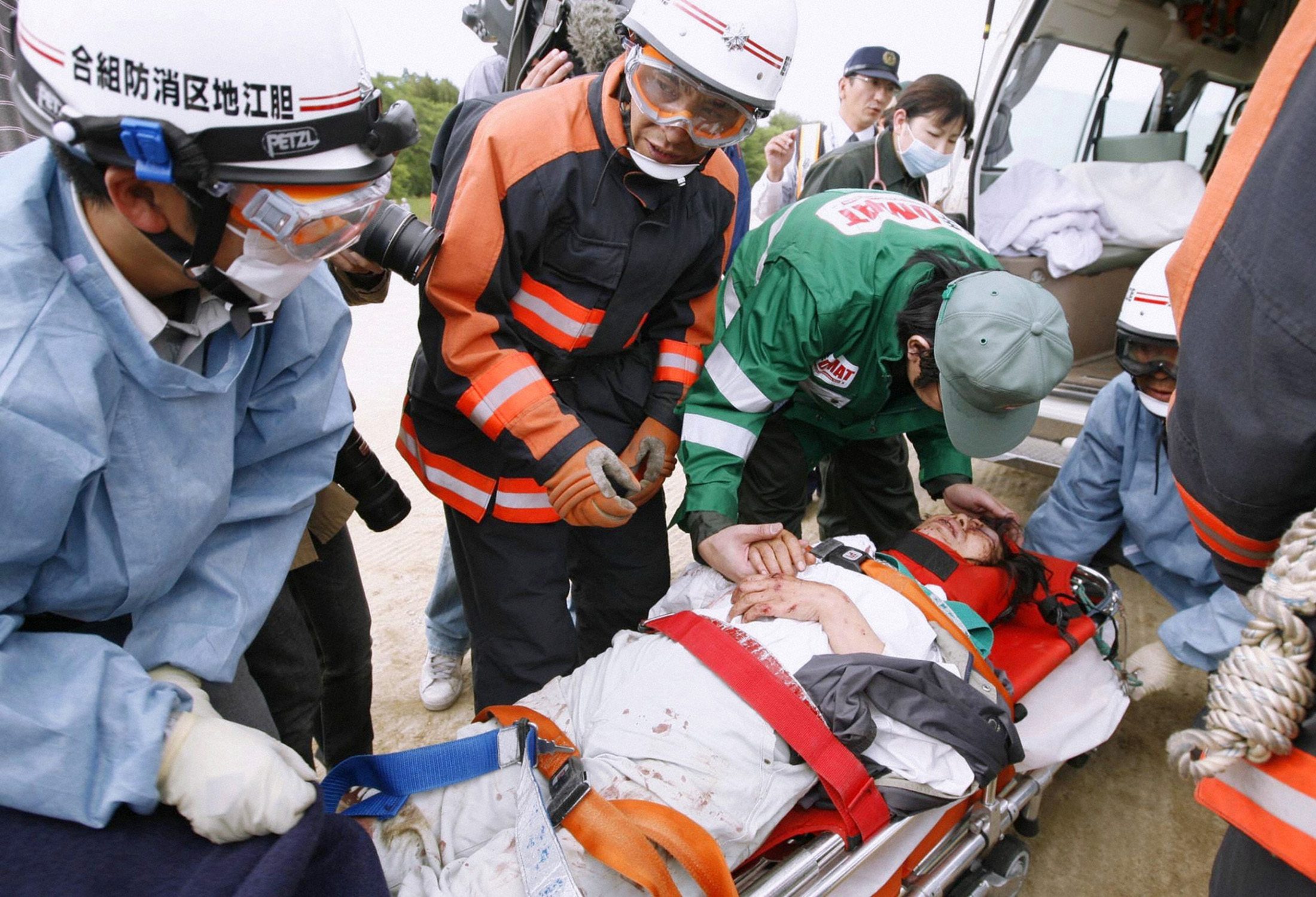汶川大地震日本救援队图片