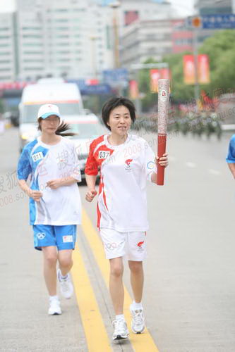 图文圣火传递宁波嘉兴站第037棒火炬手传递祥云