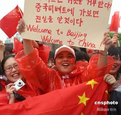 图为中国女留学生在首尔奥林匹克公园热烈欢迎北京奥运圣火。中新社发沈晨 摄