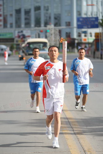 图文:圣火新疆喀什传递 075棒火炬手传递祥云