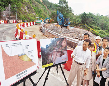 路政署署长韦志成指羌山道斜坡用碎石重铺,道路则用快干混凝土铺设.