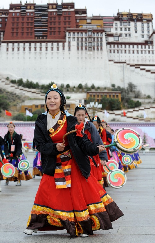 6月21日,演员在布达拉宫广场表演藏族舞蹈,喜迎奥运圣火