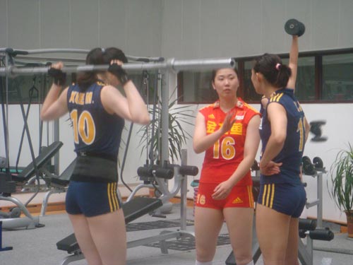 图文：中国女排3-0泰国 薛明张娜李娟准备训练