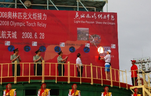 6月28日，火炬在起跑仪式中被点燃。当日，北京奥运圣火在东风航天城传递。 新华社记者李刚摄 