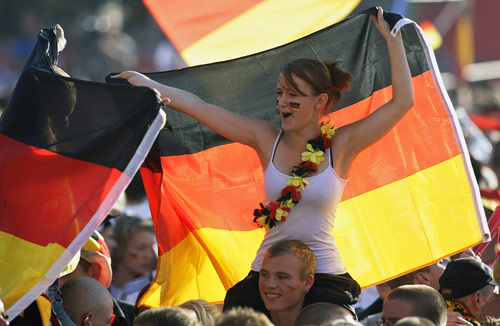 图文:[欧洲杯]西班牙1-0德国 身披国旗