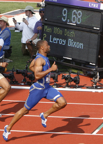 在男子百米决赛中,2007田径世锦赛三金王泰森