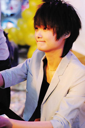 李宇春北京签售少年中国歌迷现场唱主角