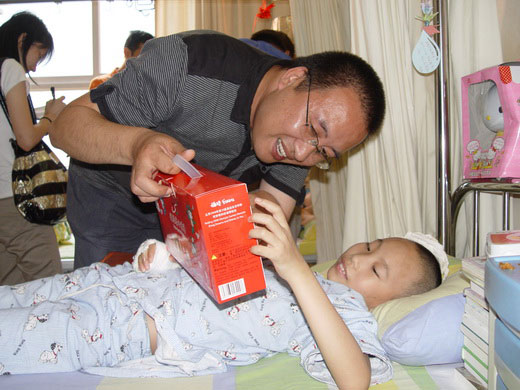 走进重庆儿童医院看望地震受灾儿童